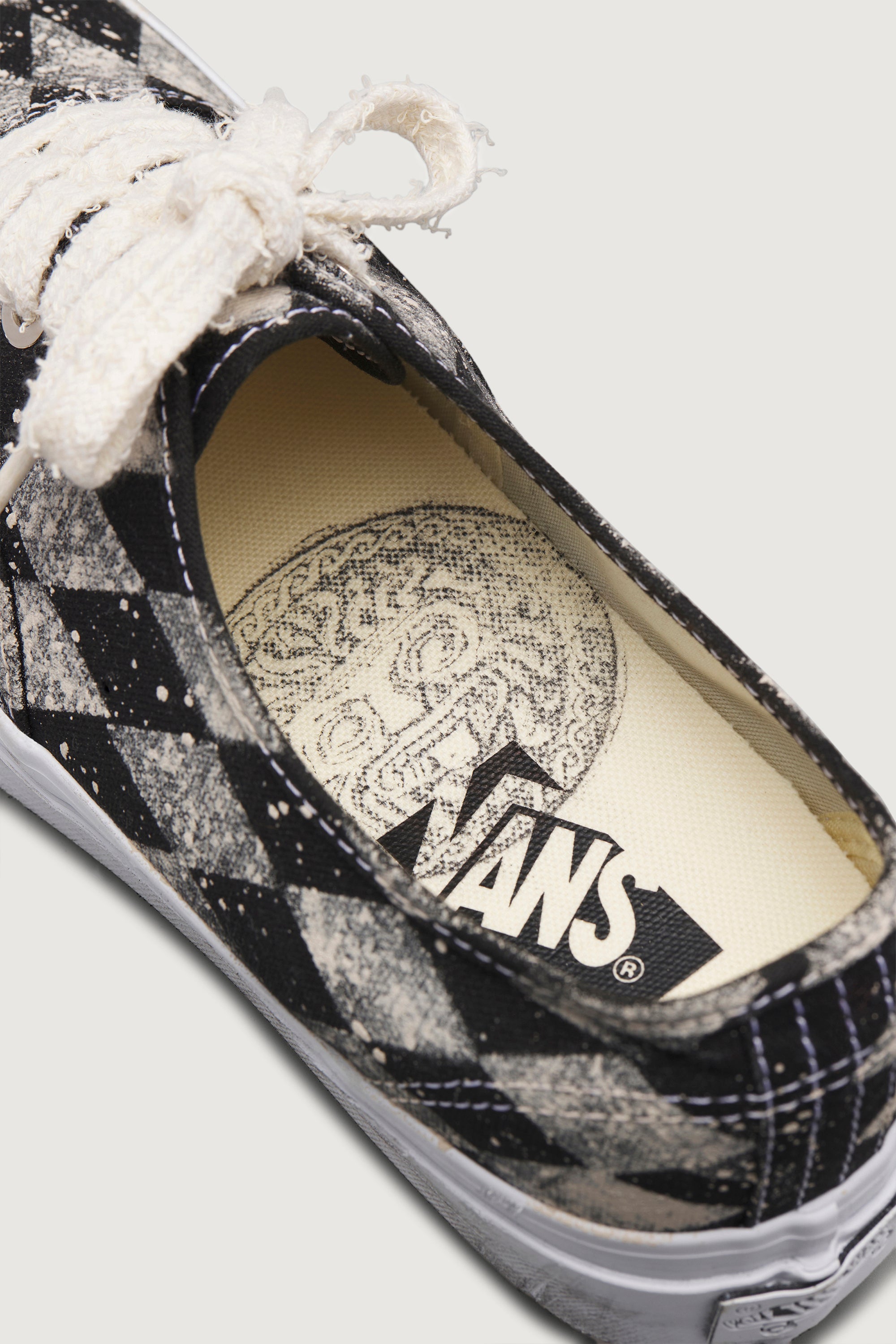 paura-VANS AUTHENTIC BLACK / CHALK-